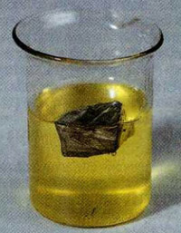 металлический литий на поверхности керосина